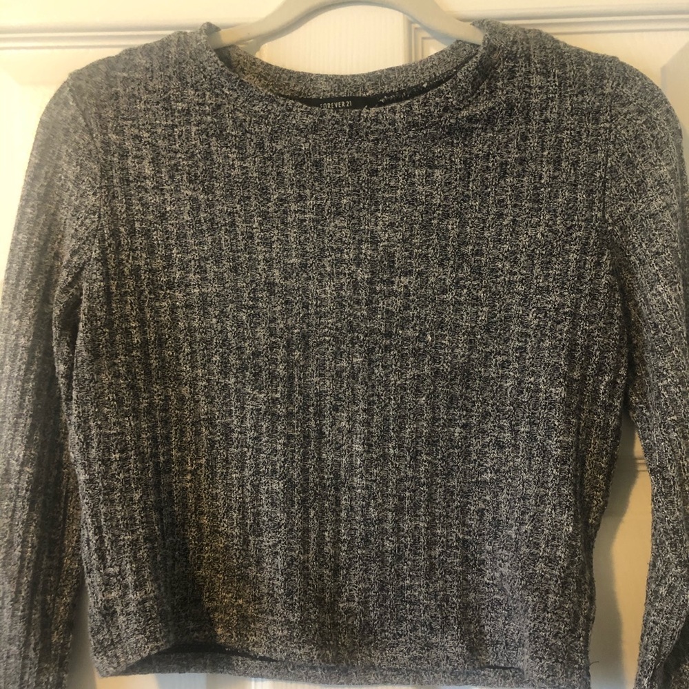 F21 3/4 Sleeve marble gray crop top.